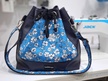 Granatowa torebka bucket bag w kwiaty (1)
