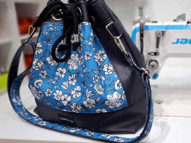 Granatowa torebka bucket bag w kwiaty (2)