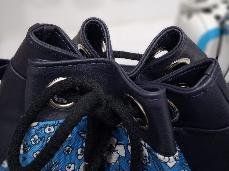 Granatowa torebka bucket bag w kwiaty (3)