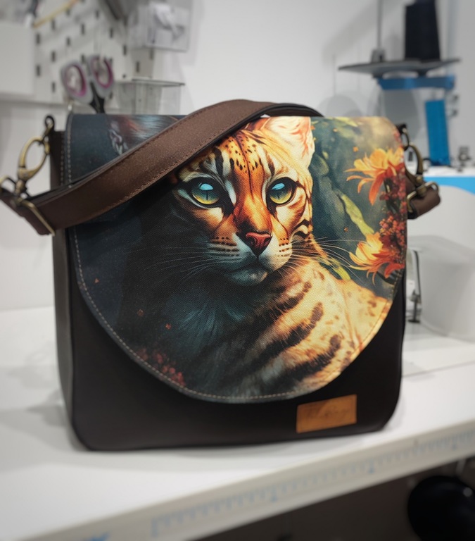 Brązowa torebka z klapką kot